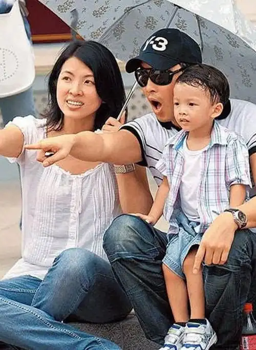 谭耀文来说,他演戏为的不是成名,而只是拍戏罢了,所以和圈外老婆低调