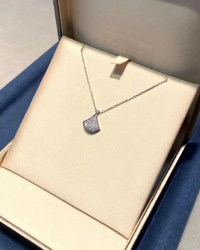 bv系列 满钻小扇子项链 白金色 .【v金材质】bv系列 满 - 抖音