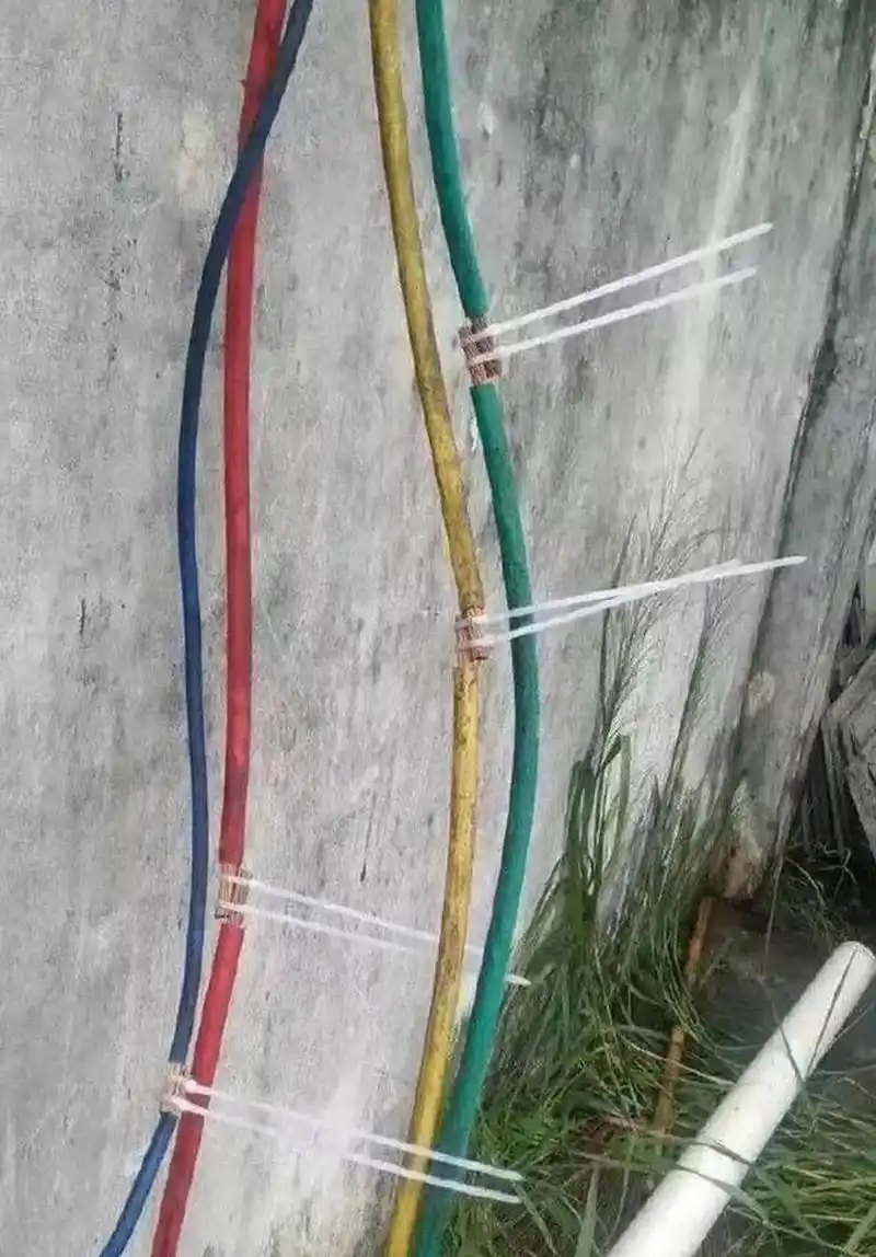 网友:请的高级电工干的活,五百一天贵了吗? #搞笑趣味图