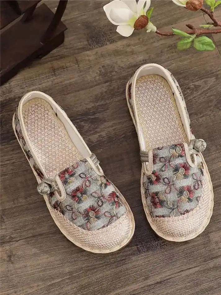 老北京布鞋民族风绣花鞋.一双鞋,可以是故事的载体,可以是生活 - 抖音