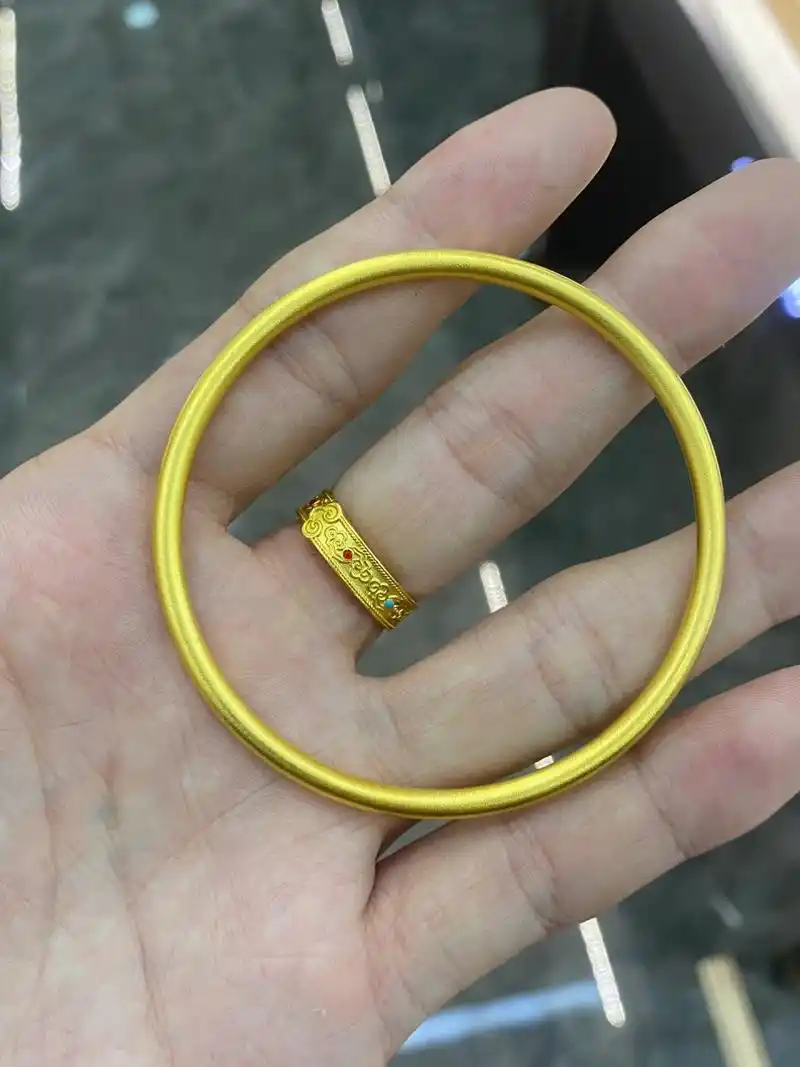 老凤祥全新 刚收,全新刚拆膜,老凤祥足金999古法素圈手镯30.