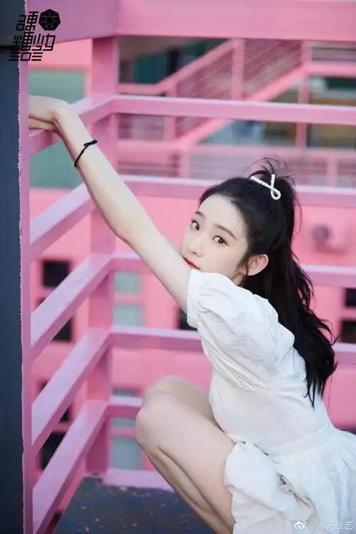 元气满满的硬糖少女303张艺凡今日直播造型定妆照