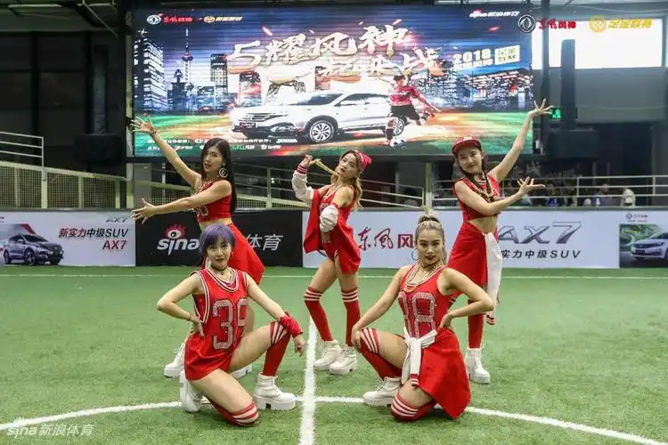 火辣清纯美女啦啦队宝贝热舞吸睛