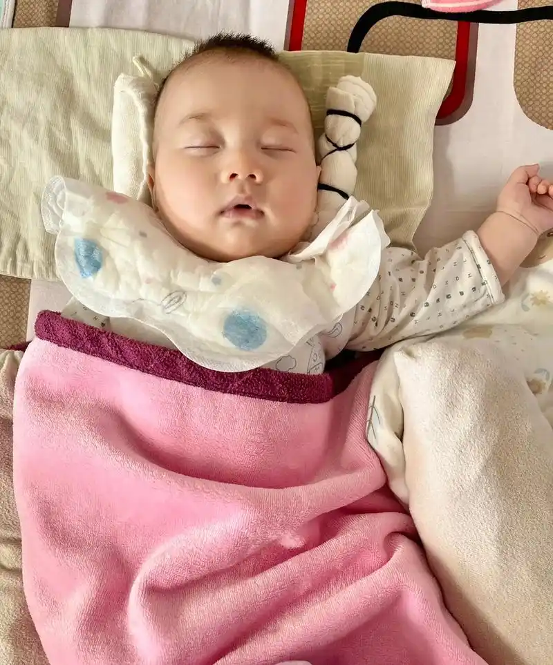 宝宝前两个月基本都是侧躺睡,已经习惯 - 抖音