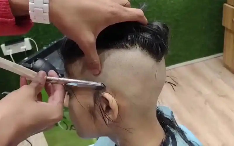 印度妹子文文静静的,做个大胆挑战把周边头发剃光,干净清爽又帅