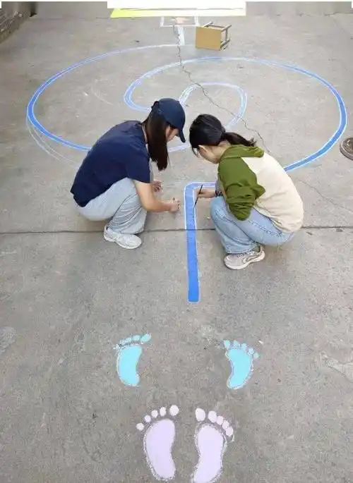 校园 趣味课间暖童心——前进教育集团东前进小学开展"彩绘地面游戏"