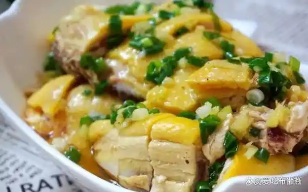 葱油鸡是广东地区比较常见的一道菜,有着一嫩二鲜三香