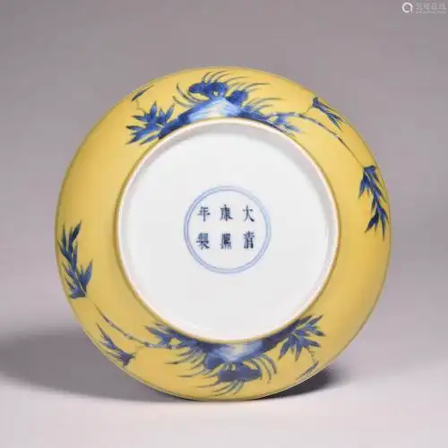 黄地青花盘    拍品描述:「大清康熙年制」楷书款黄地青花瓷器于明初