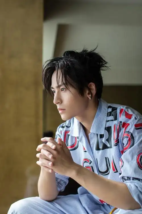 p>张哲瀚,1991年5月11日出生于江西省新余市,中国内地影视男演员