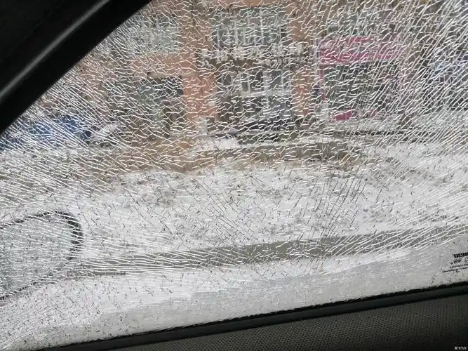 玻璃碎了!-爱卡汽车网论坛