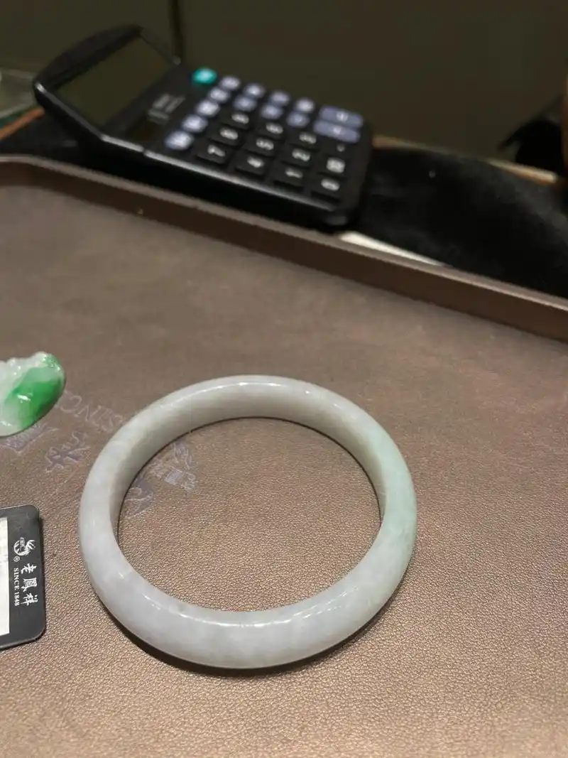 老凤祥八千玉手镯值不值 姐妹们 老凤祥看的一款玉手镯 这个色相好不