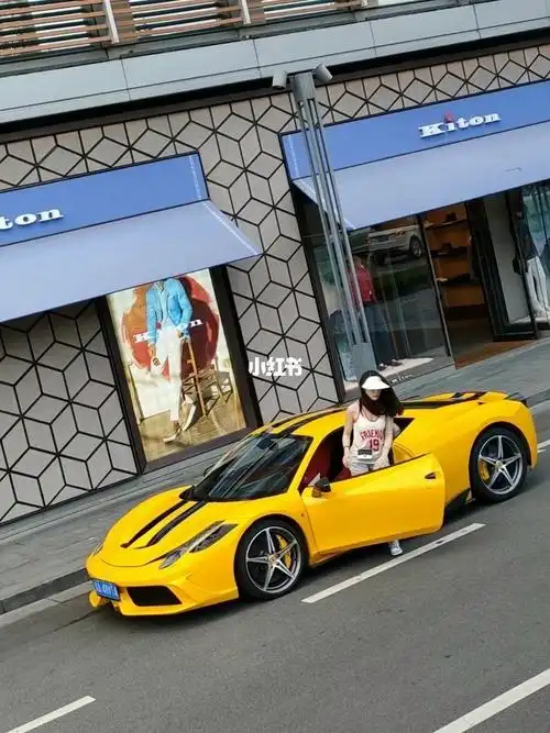 白富美开法拉利来购物豪车气质美女