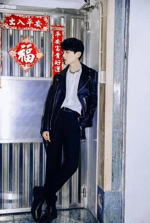 白敬亭穿得"挺低调",可"港风男友装"杀伤力太强,简单却有范