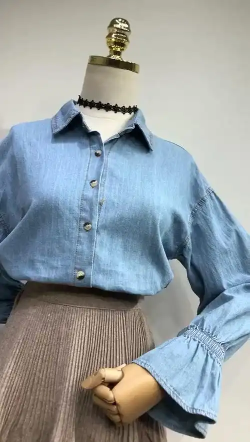 袖子还蛮特别的,是公主袖 马蹄袖的设计,袖口做了一个收口,提升了整体