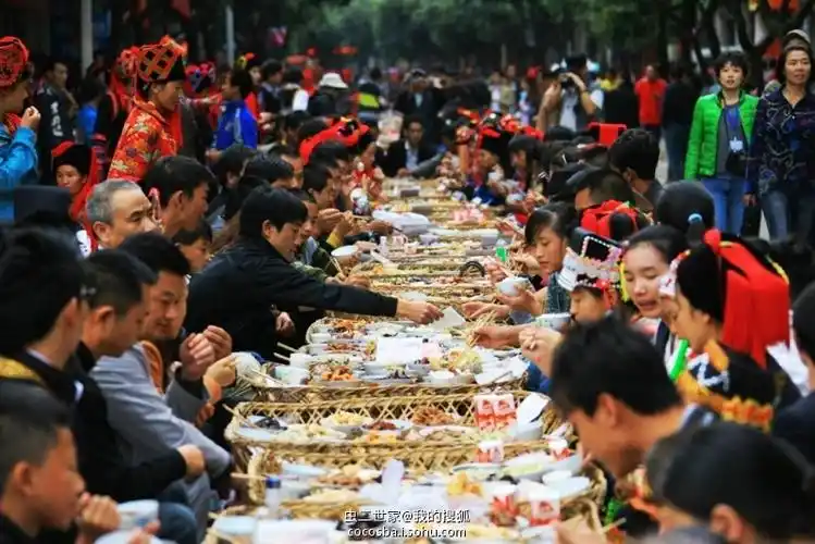 实拍绿春长街宴之盛况