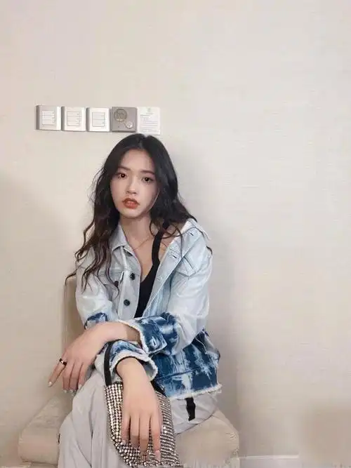 林允少女风穿搭满分彩色条纹t恤配黑色短裤呆萌表情太可爱