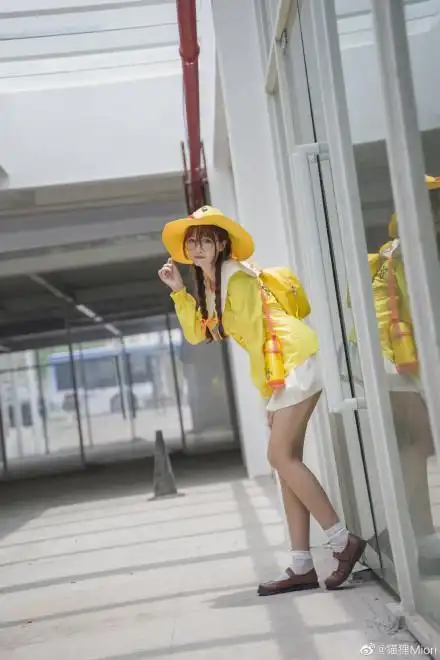 和平精英:永不过时的小黄鸭cos写真,当可爱萝莉vs性感长腿御姐