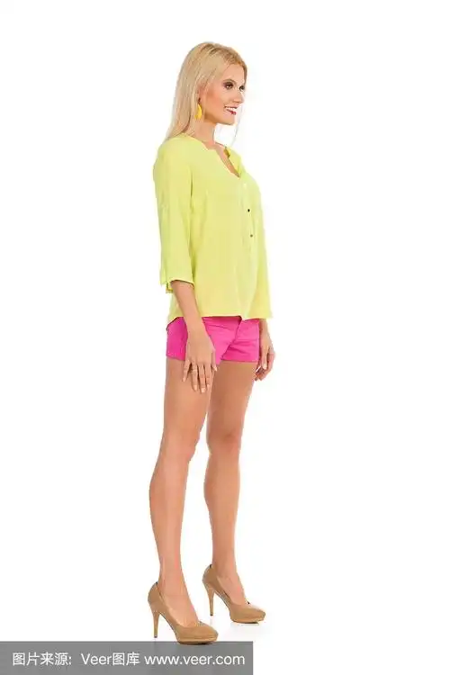 穿着高跟鞋的漂亮女人正立正站立.侧视图.