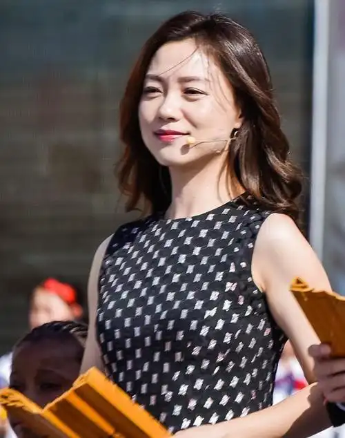 香兰的扮演者丁玲今年45岁,和阿祖徐若琪同龄,可是看起来比阿祖还是