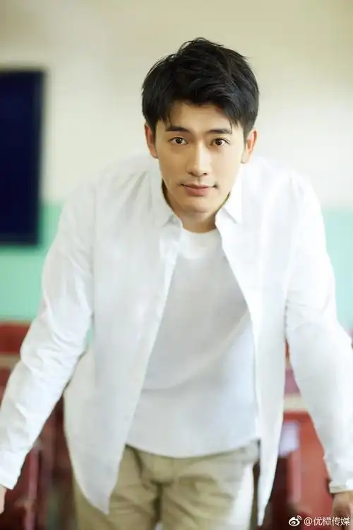 靳锦新写真露"月牙笑" 酒窝暖男魅力全开