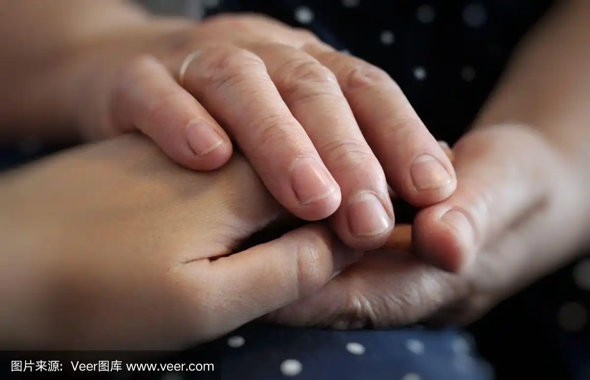 母亲的手牵着女儿的手