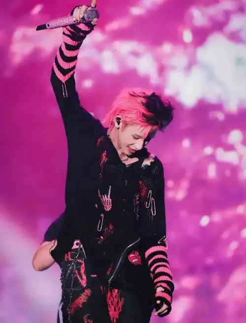 粉色真的好适合小鬼,在他身上就有种独特的魅力.