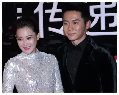 李晨被爆做奶爸!晚间和娇妻甜蜜散步,镜头下恩爱十足!__财经头条