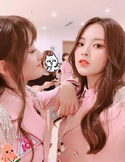 "贫民窟女孩"杨超越和"福建富婆"陈意涵也成了一对好闺蜜