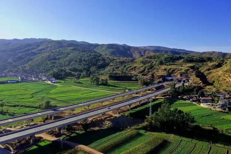 云南大南高速公路巍山段即将建成通车