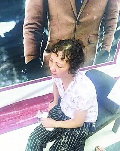 荆州"吃人"电梯检修完后只铺铺板未上螺丝