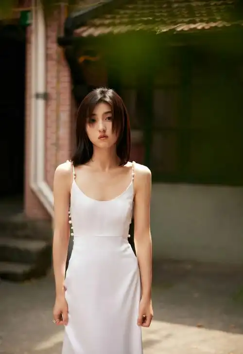 张子枫白色露背长裙##张子枫珍珠吊带露背裙