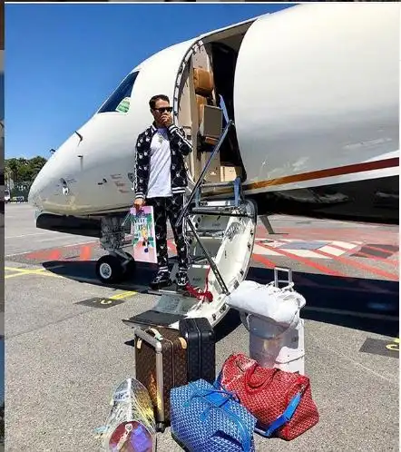 国外富二代圣诞集体炫富:私人飞机只是入门水平,奢侈品堆满全身