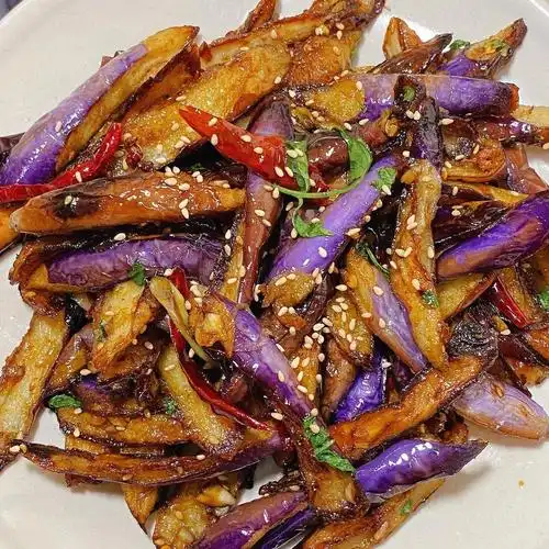 今天给大家分享一个简单又好吃的家常红烧茄子,喜欢的快来一起试试吧!