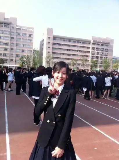 奶茶mm被清华录取后高中毕业照曝光(组图)