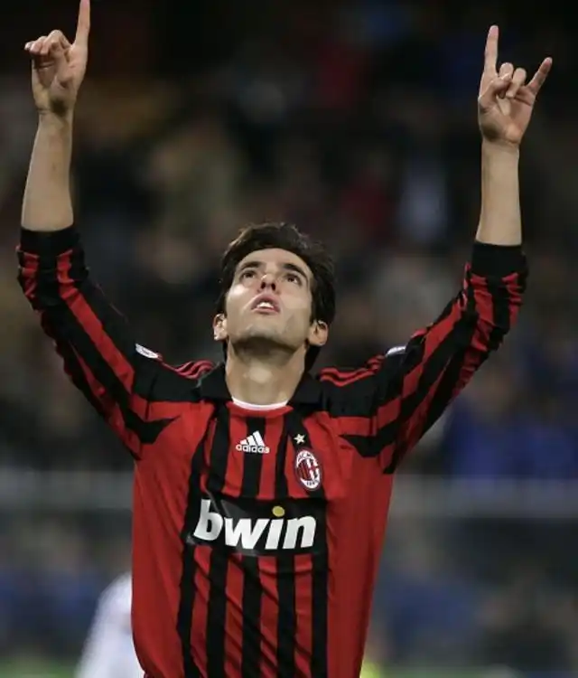 还有怎么能少了"上帝之子"卡卡留给球迷们双手指天的经典画面呢