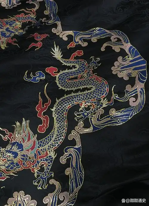 在明朝时期,飞鱼纹饰溯源及其衍变有何特点?