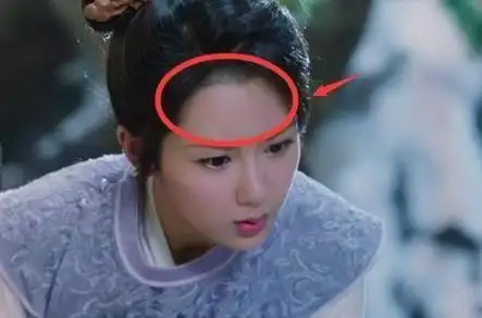 在《香蜜沉沉烬如霜》里,就有眼尖的网友发现她的发际线是画的