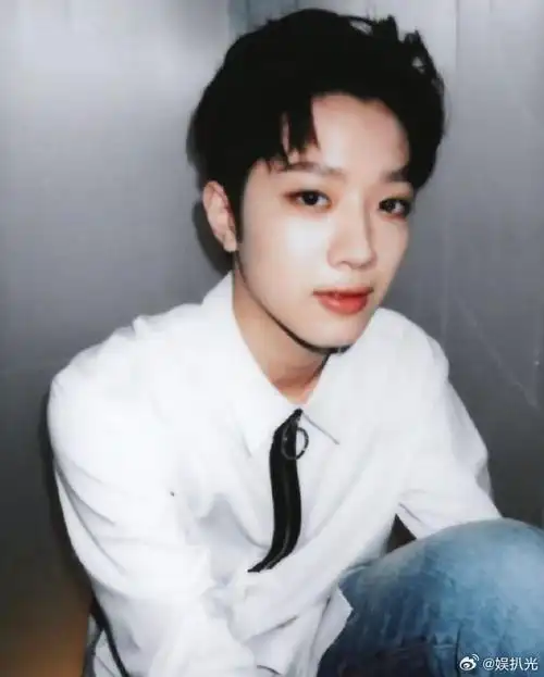 近日,据八卦媒体方面的消息表示,艺人赖冠霖与女友一起逛街约会,两人