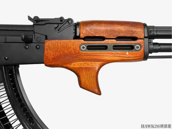 固定枪托的kr-103"锈橙(rust orange)"的基础上,增加木制护木和小握把