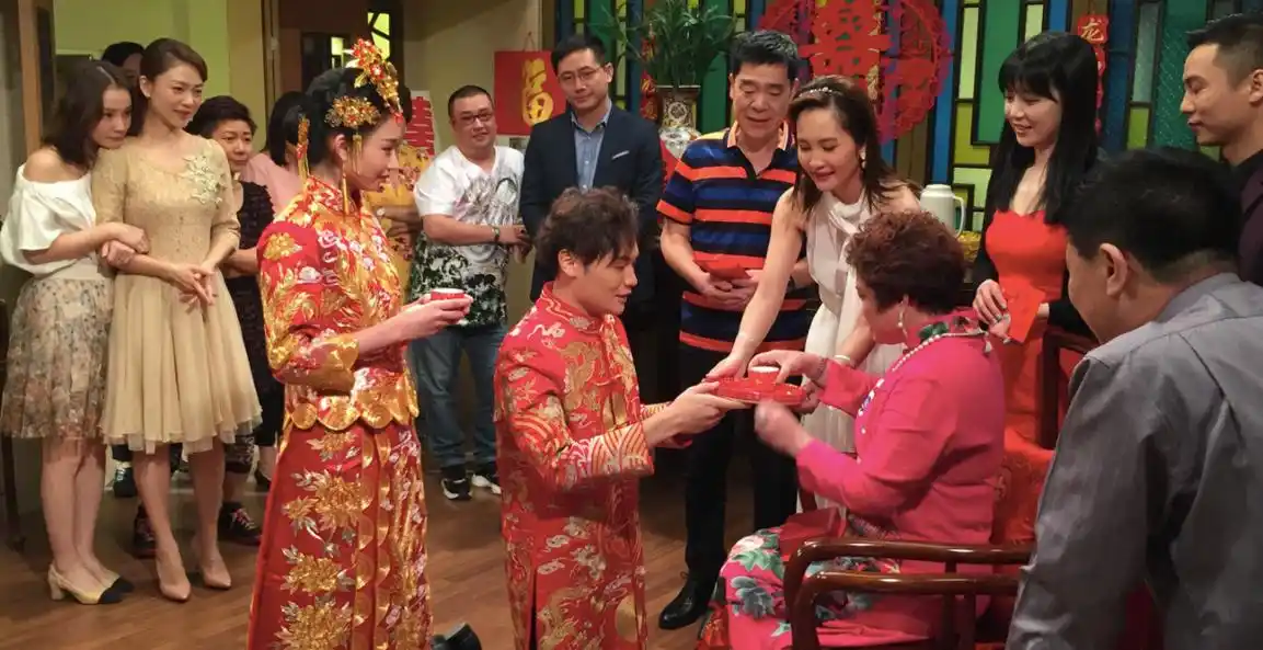 81岁的广州演员卢秋萍,丈夫曾是唱片公司老板,两人已走过金婚