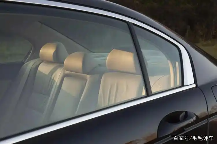 车窗玻璃夹缝怎么清理?汽车玻璃保养注意什么?