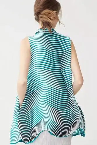 三宅一生2018早春独有的褶皱应季的色彩简洁的剪裁