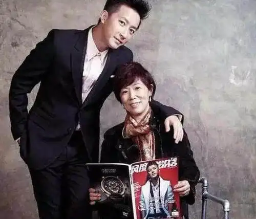 盘点!明星和妈妈合影:李易峰妈妈有气质,刘亦菲妈妈美若天仙