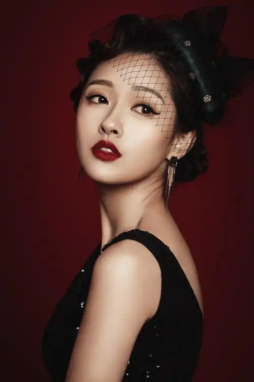 气质美女魅惑红唇复古诱惑写真图片