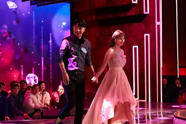 新相亲大会:重庆"外国妞"牵手李西泽,男生撩妹技巧给满分