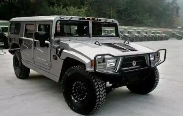 沈飞猎鹰采用了较轻的铝合金车身结构,"猎鹰"属于通用吉普,因此采用较