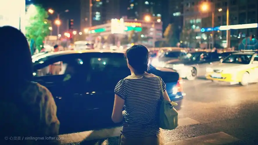 一个疲惫的背影