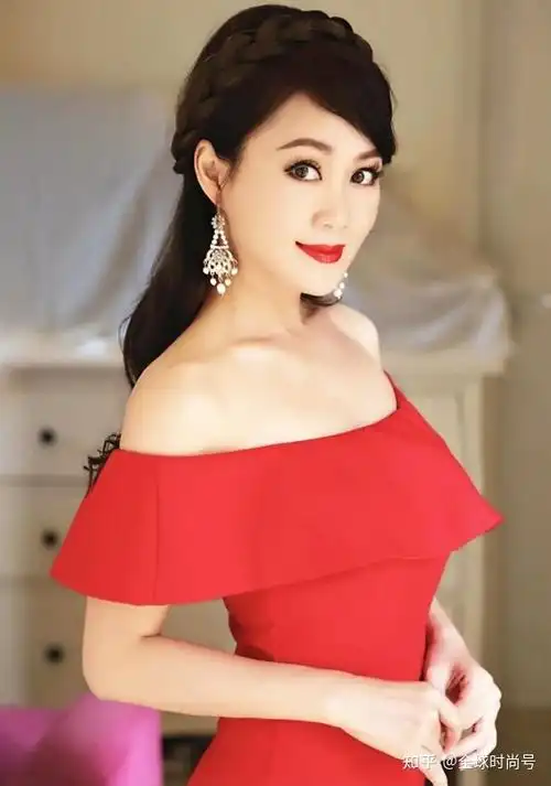 蝴蝶女神梁小冰不显老穿条纹连衣裙好美老公陪护超温馨