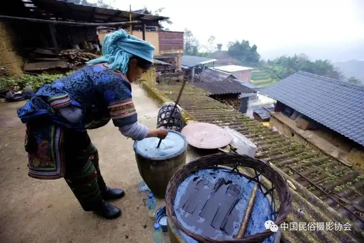 哈尼族服饰手工环保染布--四柱八字,命理,八字命理,六爻占卜-寅午文化