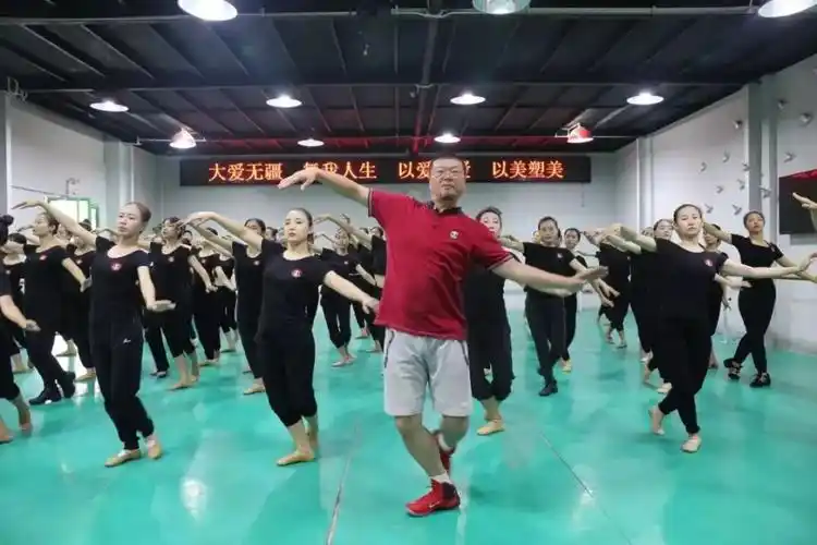 深挖 | 把蒙古舞跳得"形神兼备"的这位院长,竟是朝鲜族,曾为上舞台两